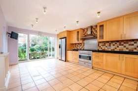 5 bedroom Detached t...